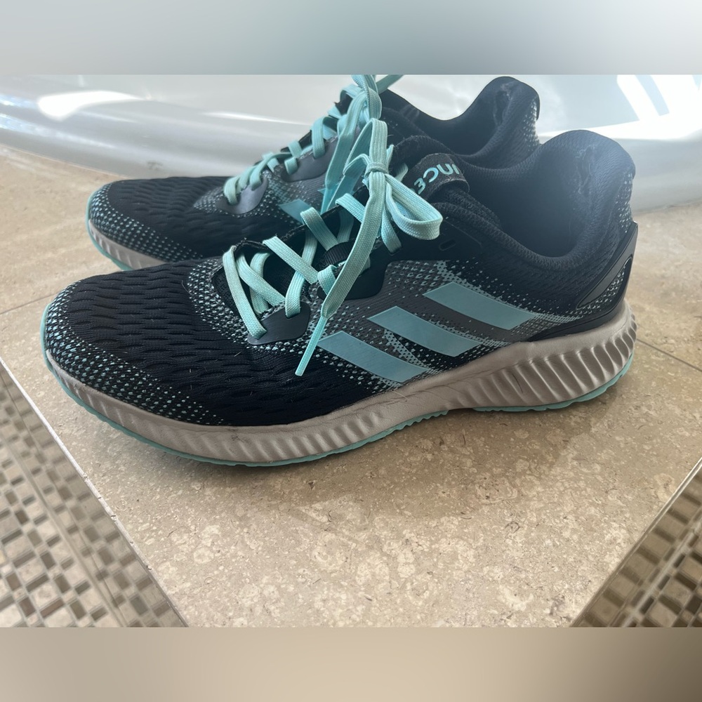 Women’s adidas 7.5 black and teal aerobounce running shoes
